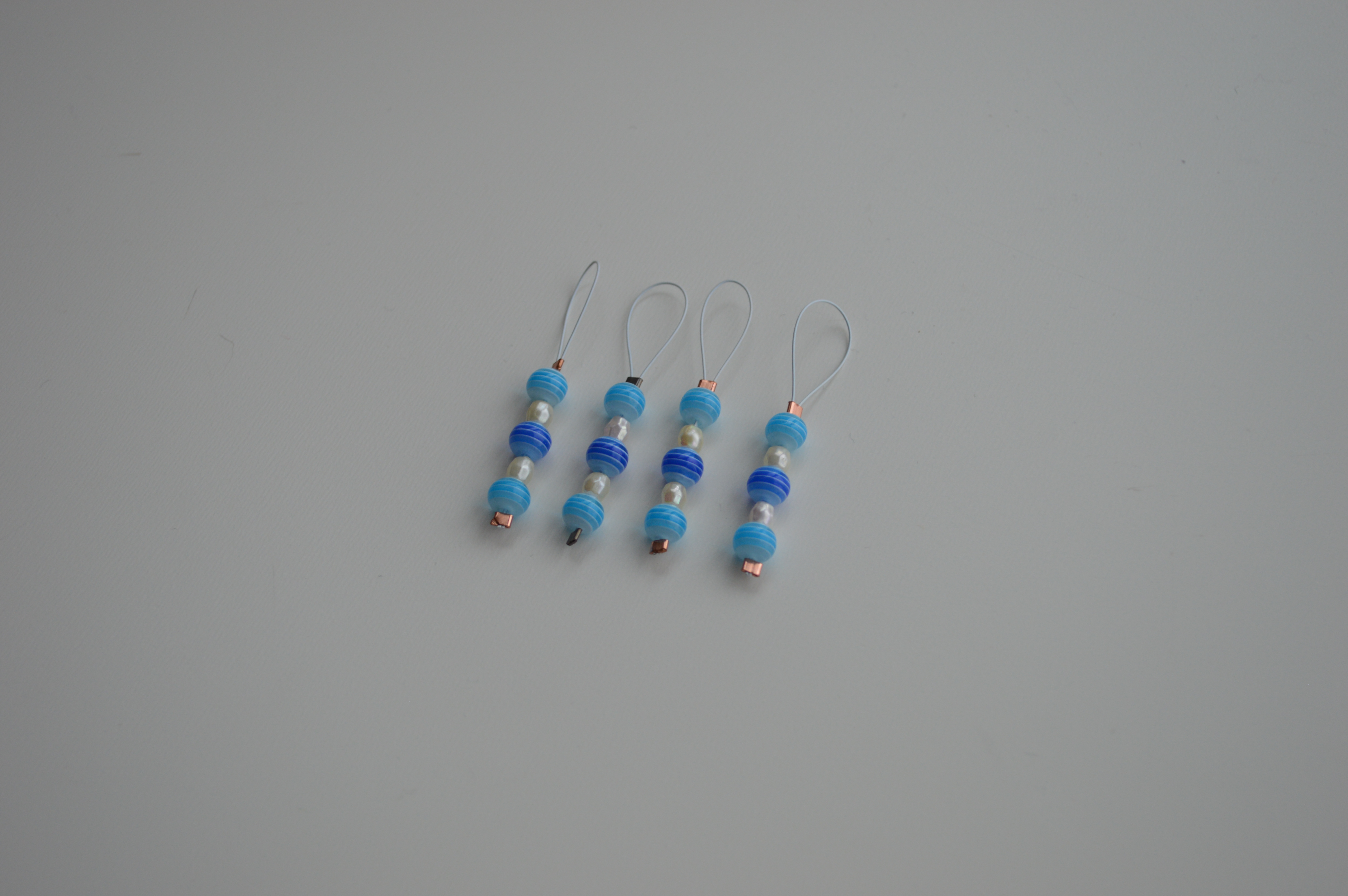 4 stk. lyseblå strikkemarkører med perler