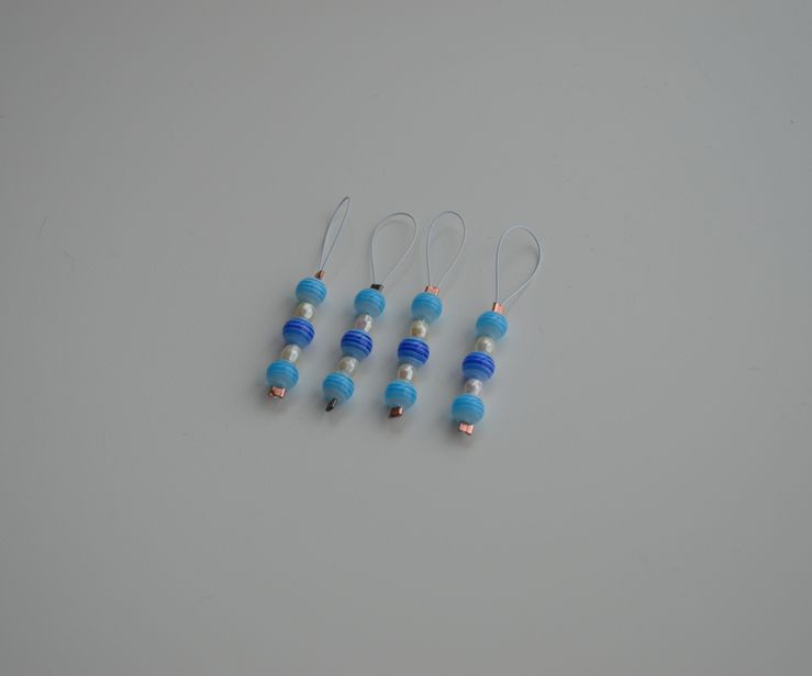 4 stk. lyseblå strikkemarkører med perler